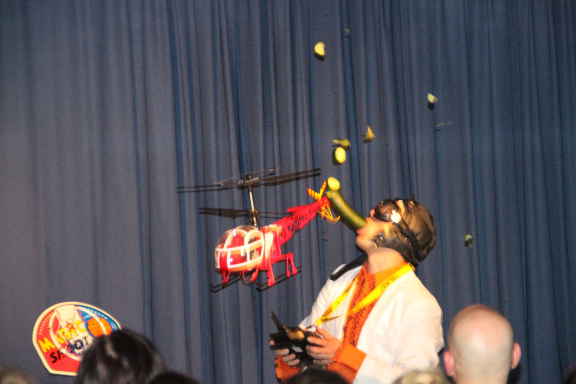 Heli-Gurken-Nummer live auf der Bühne