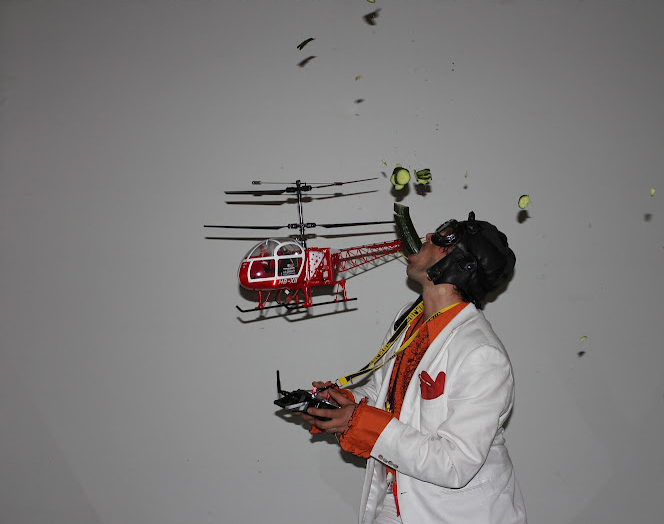 Ferngesteuerter Helikopter zerkleinert Gurke